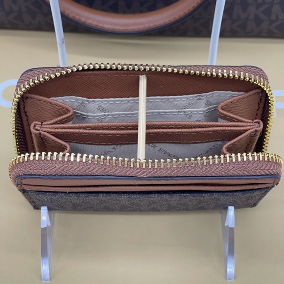 Michael Kors Mott MD Messenger & Case Card Wallet - Picture 13 of 15